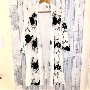 - 1X XL black White embroidered kimono beach